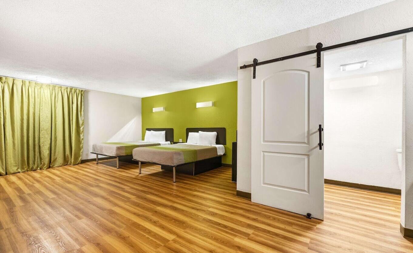 6 In Hotel