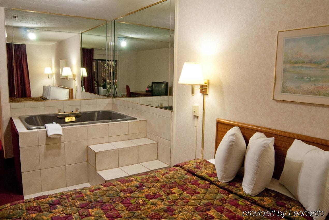6 In Hotel